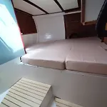 Voilier Confortable En Bois A Cotes Des Plages Et Ferries ウイストルアム