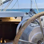 船上ホテル Voilier Confortable En Bois A Cotes Des Plages Et Ferries *