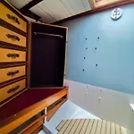 Voilier Confortable En Bois A Cotes Des Plages Et Ferries *