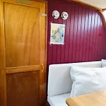 船上ホテル Voilier Confortable En Bois A Cotes Des Plages Et Ferries ウイストルアム