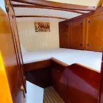 Voilier Confortable En Bois A Cotes Des Plages Et Ferries 船上ホテル