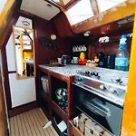 船上ホテル Voilier Confortable En Bois A Cotes Des Plages Et Ferries ウイストルアム