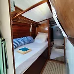 船上ホテル Voilier Confortable En Bois A Cotes Des Plages Et Ferries