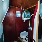 船上ホテル Voilier Confortable En Bois A Cotes Des Plages Et Ferries ウイストルアム
