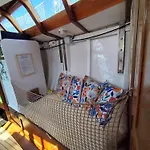 Voilier Confortable En Bois A Cotes Des Plages Et Ferries