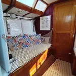 船上ホテル Voilier Confortable En Bois A Cotes Des Plages Et Ferries ウイストルアム