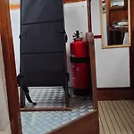 Voilier Confortable En Bois A Cotes Des Plages Et Ferries