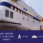 Voilier Confortable En Bois A Cotes Des Plages Et Ferries