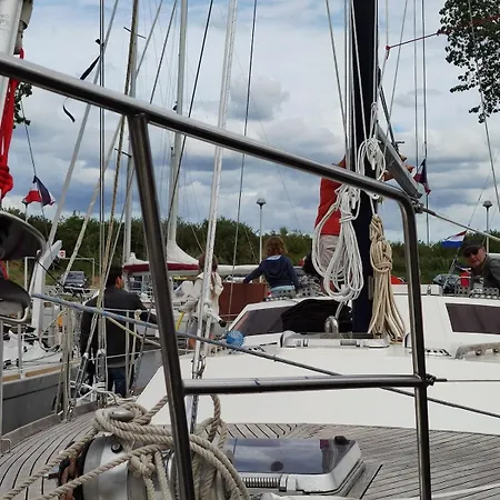 Voilier Confortable En Bois A Cotes Des Plages Et Ferries