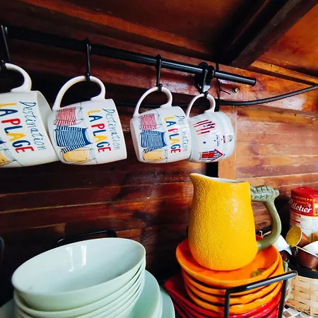 Voilier Confortable En Bois A Cotes Des Plages Et Ferries 船屋 乌伊斯特勒昂