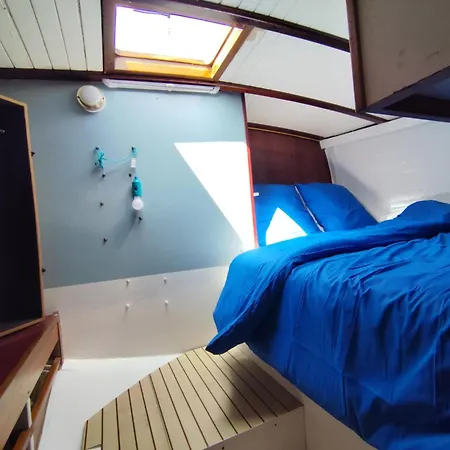 Voilier Confortable En Bois A Cotes Des Plages Et Ferries