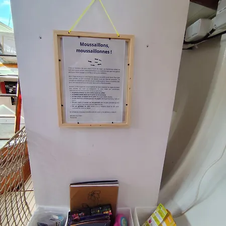 Voilier Confortable En Bois A Cotes Des Plages Et Ferries *