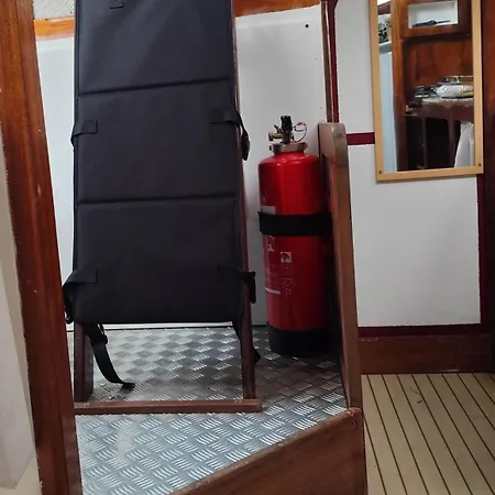 Voilier Confortable En Bois A Cotes Des Plages Et Ferries