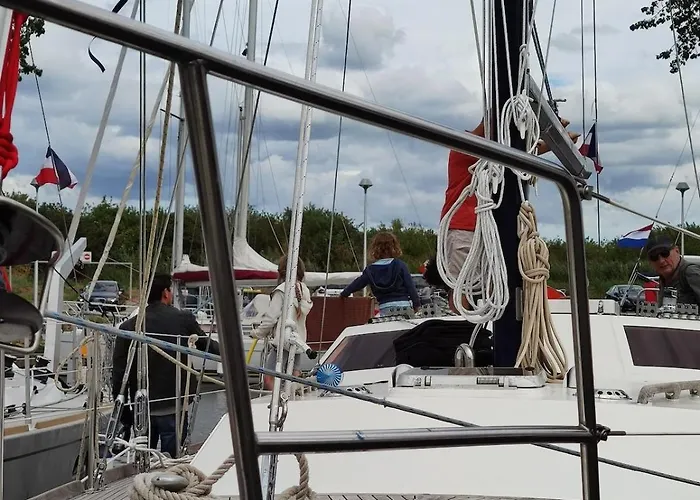 Voilier Confortable En Bois A Cotes Des Plages Et Ferries
