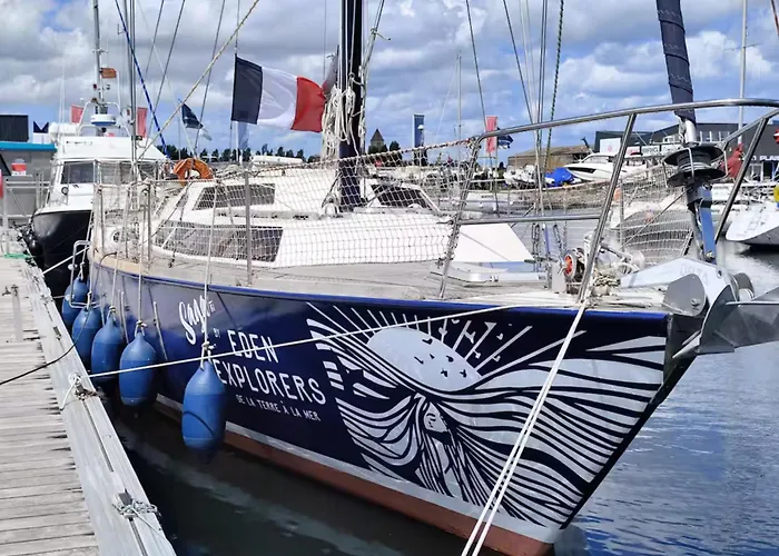 Botel Voilier Confortable En Bois A Cotes Des Plages Et Ferries