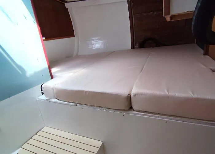 Voilier Confortable En Bois A Cotes Des Plages Et Ferries Ouistreham