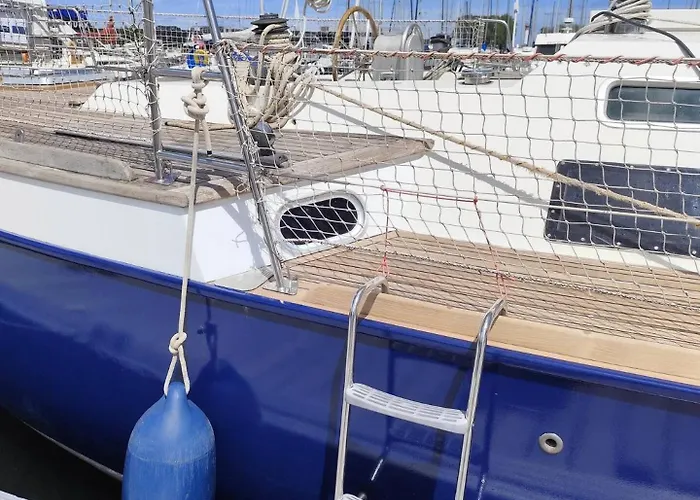 Botel Voilier Confortable En Bois A Cotes Des Plages Et Ferries