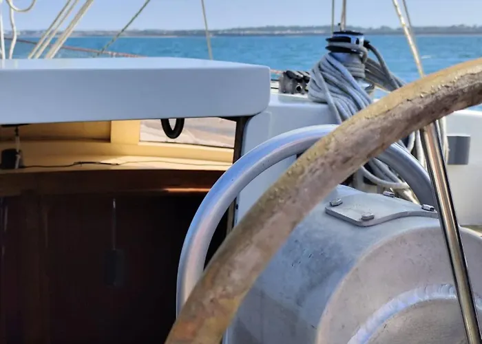Botel Voilier Confortable En Bois A Cotes Des Plages Et Ferries *