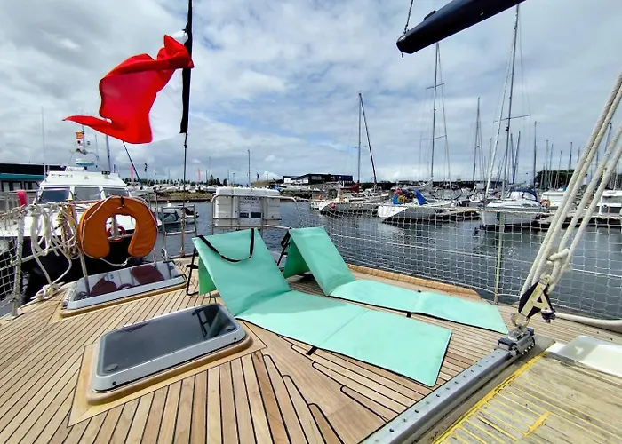 Voilier Confortable En Bois A Cotes Des Plages Et Ferries Ouistreham
