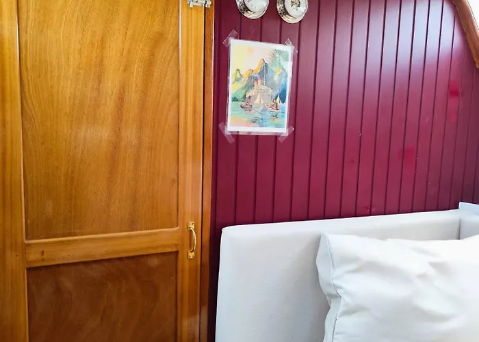 Botel Voilier Confortable En Bois A Cotes Des Plages Et Ferries Ouistreham