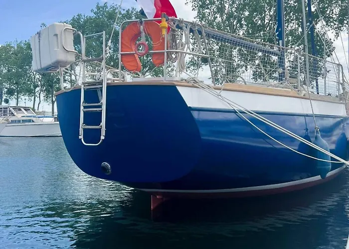 Botel Voilier Confortable En Bois A Cotes Des Plages Et Ferries