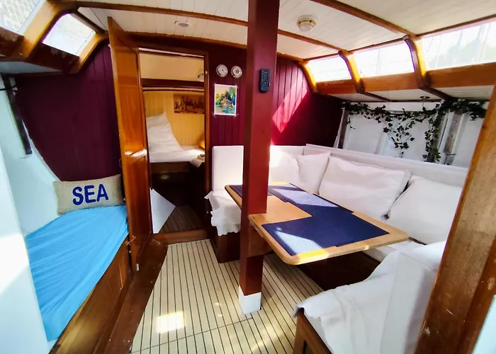 Hotel en barco Voilier Confortable En Bois à Cotés Des Plages Et Ferries *