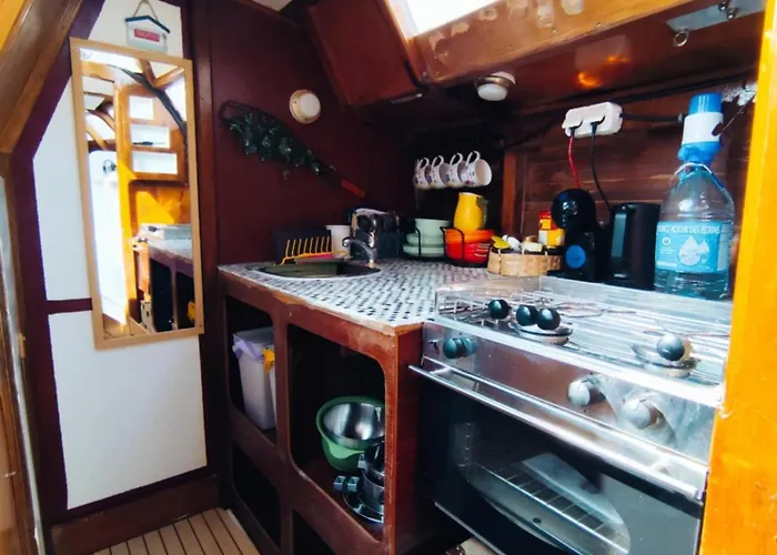 Botel Voilier Confortable En Bois A Cotes Des Plages Et Ferries Ouistreham