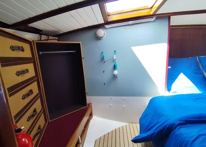 Voilier Confortable En Bois à Cotés Des Plages Et Ferries Ouistreham