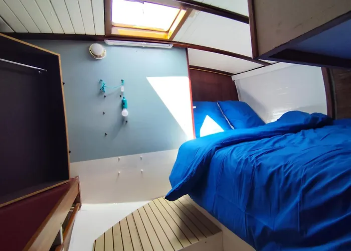 Voilier Confortable En Bois à Cotés Des Plages Et Ferries