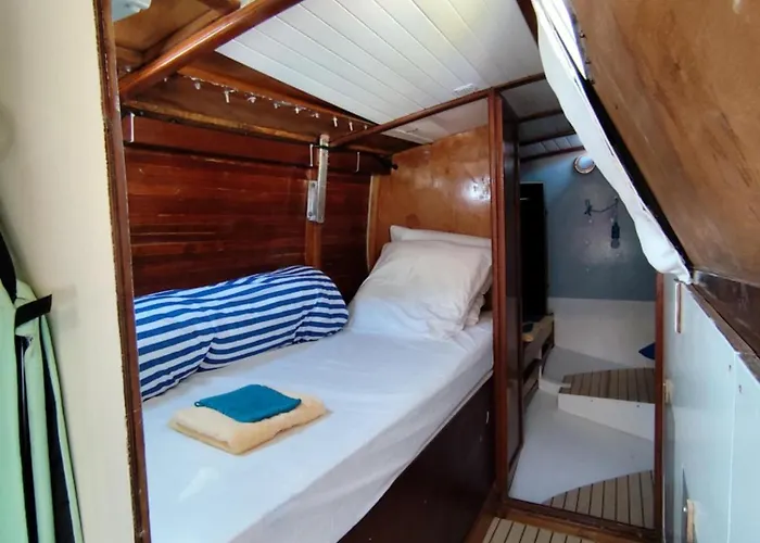 Botel Voilier Confortable En Bois A Cotes Des Plages Et Ferries