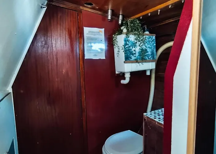 Botel Voilier Confortable En Bois A Cotes Des Plages Et Ferries Ouistreham