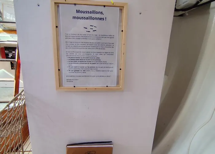 Voilier Confortable En Bois A Cotes Des Plages Et Ferries *