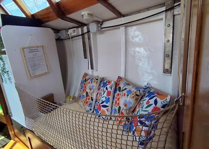 Voilier Confortable En Bois A Cotes Des Plages Et Ferries