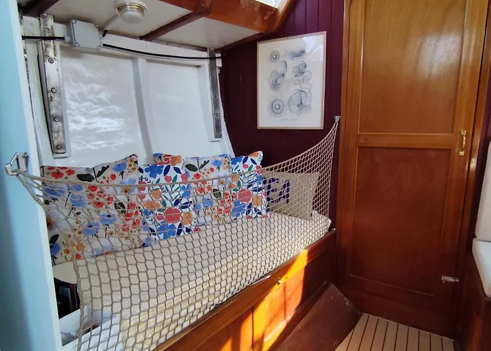 Botel Voilier Confortable En Bois A Cotes Des Plages Et Ferries Ouistreham