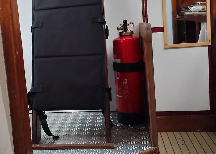 Voilier Confortable En Bois A Cotes Des Plages Et Ferries